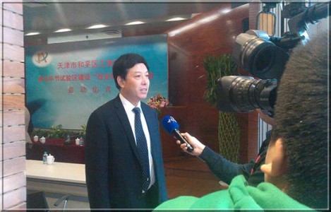 林谷春董事長參加“百企幫百村”活動，為貧困地區奉獻一片愛心，并接受電視臺記者采訪